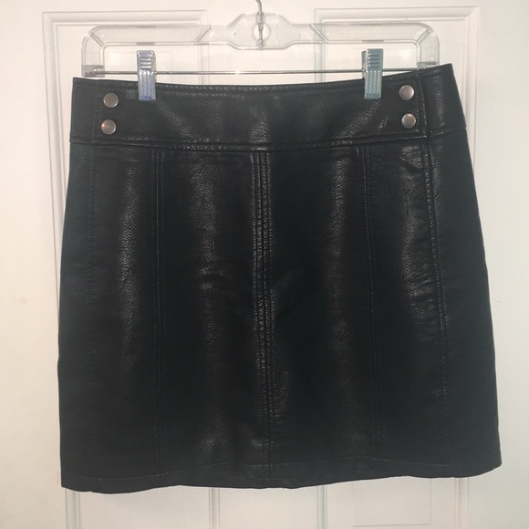 Free People Black Faux Leather Skirt *SUPER CUTE* - Picture 1 of 4